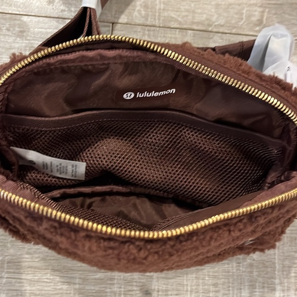 Lululemon NWT Everywhere Fleece Belt Bag brown with gold hardware - Picture 4 of 6
